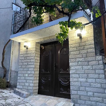 Luigi Guest House Gjirokastër Exteriör bild