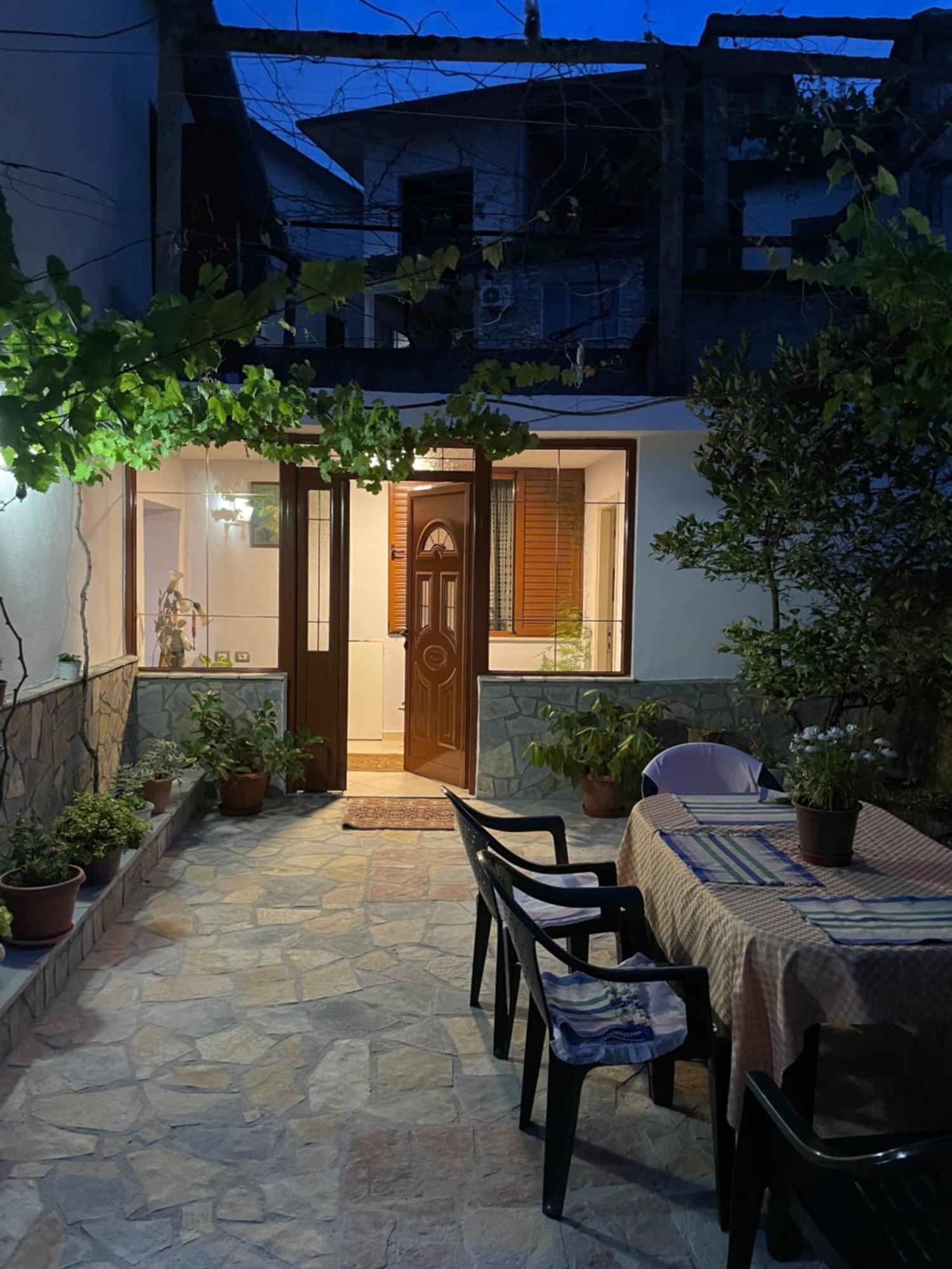 Luigi Guest House Gjirokastër Exteriör bild