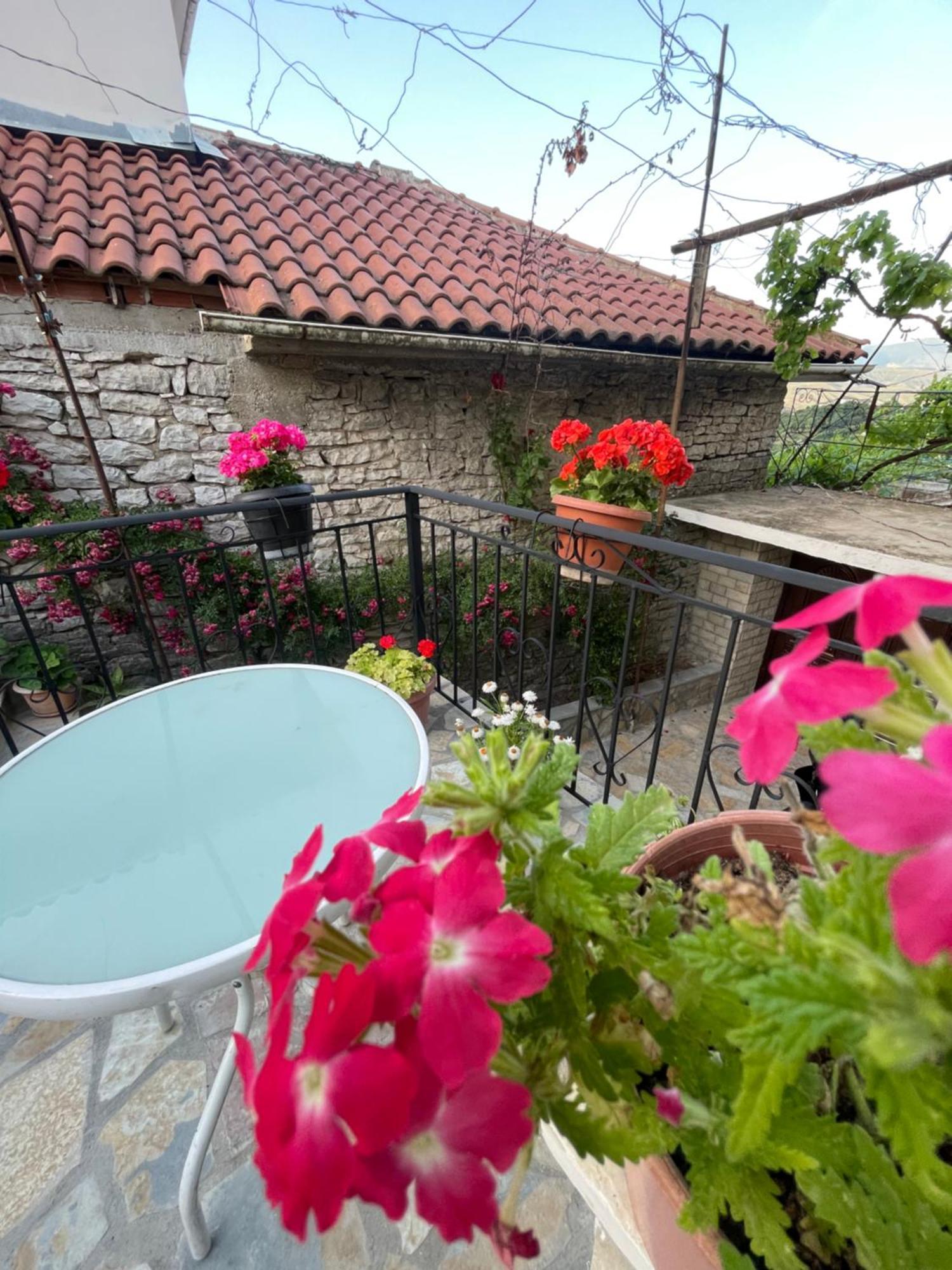 Luigi Guest House Gjirokastër Exteriör bild