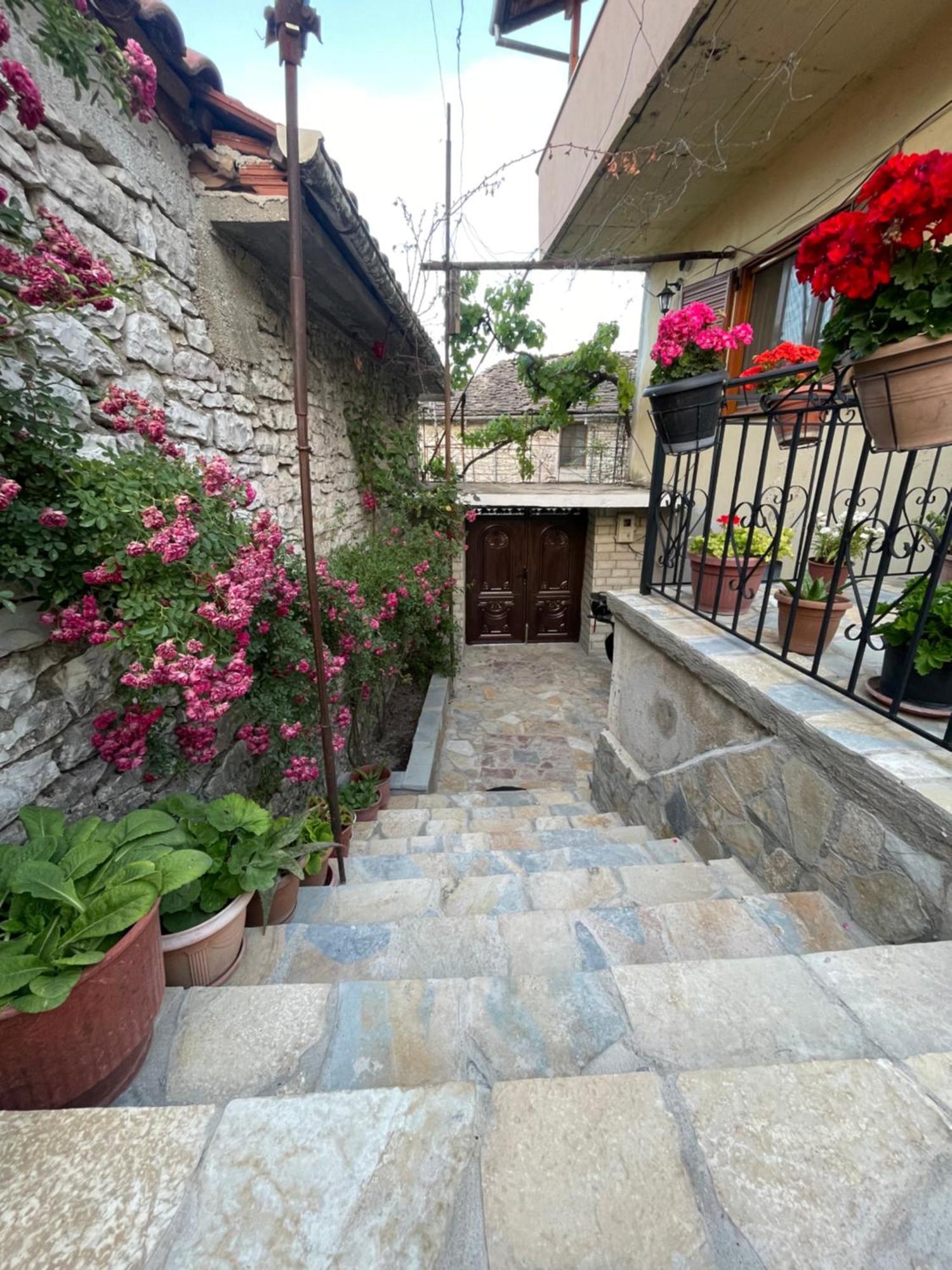 Luigi Guest House Gjirokastër Exteriör bild