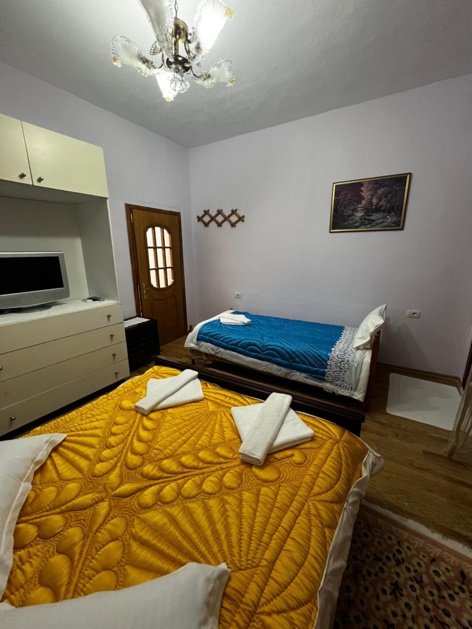 Luigi Guest House Gjirokastër Exteriör bild