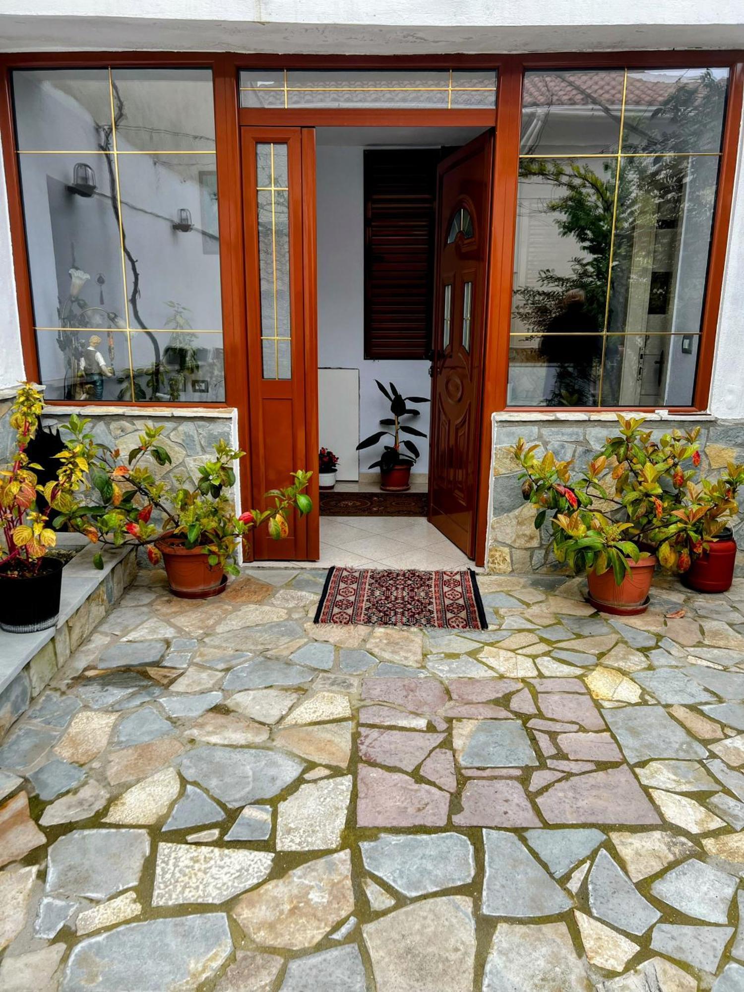 Luigi Guest House Gjirokastër Exteriör bild